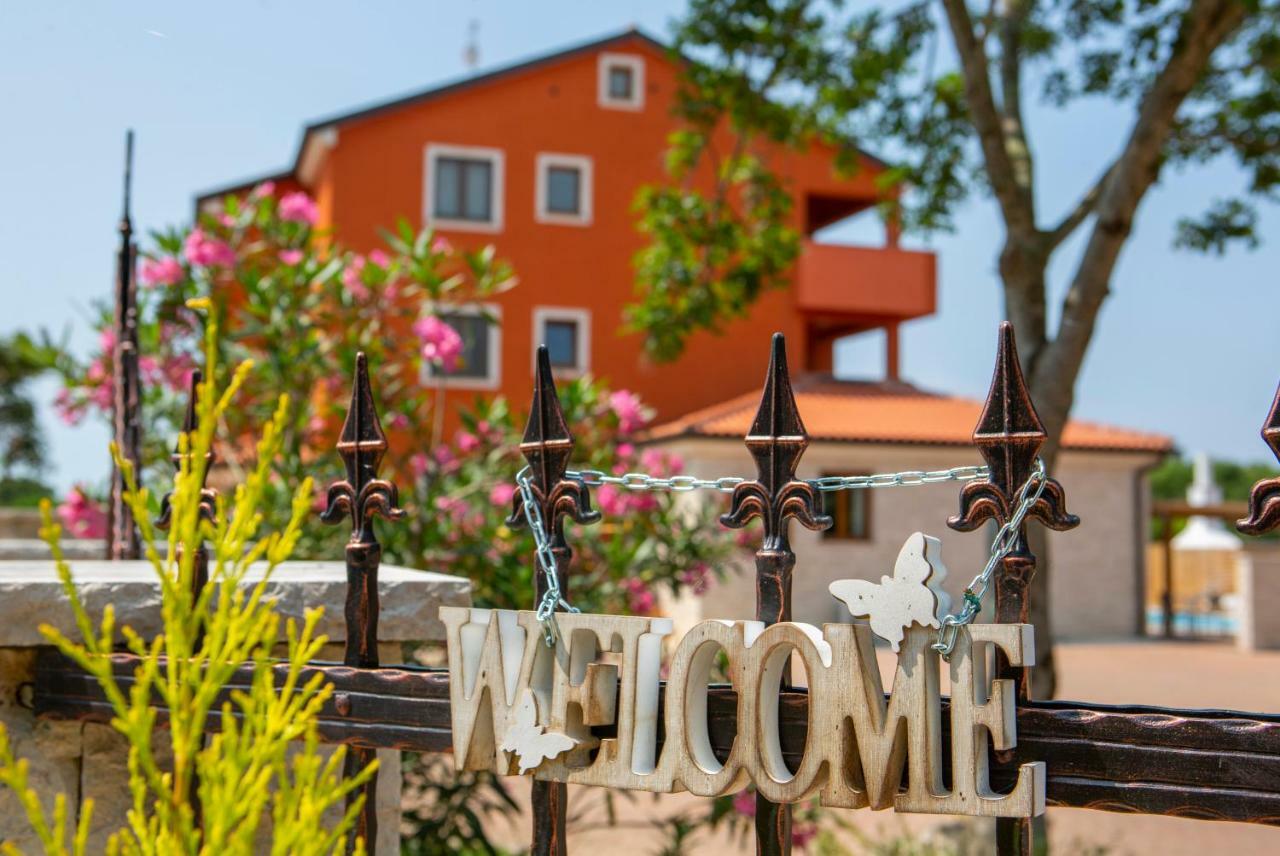 Hotel Natura Vilanija Exterior photo